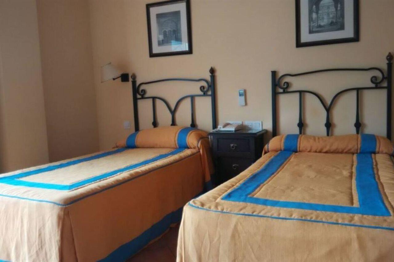 Hotel Calderon Cenes De La Vega Luaran gambar