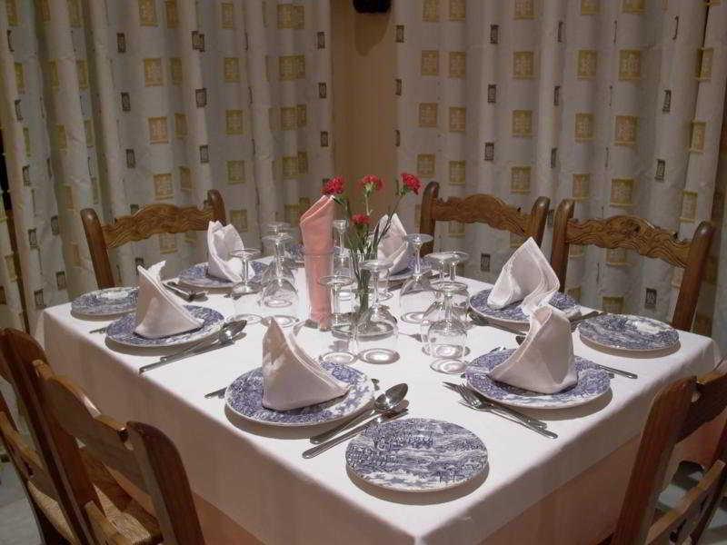 Hotel Calderon Cenes De La Vega Restoran gambar