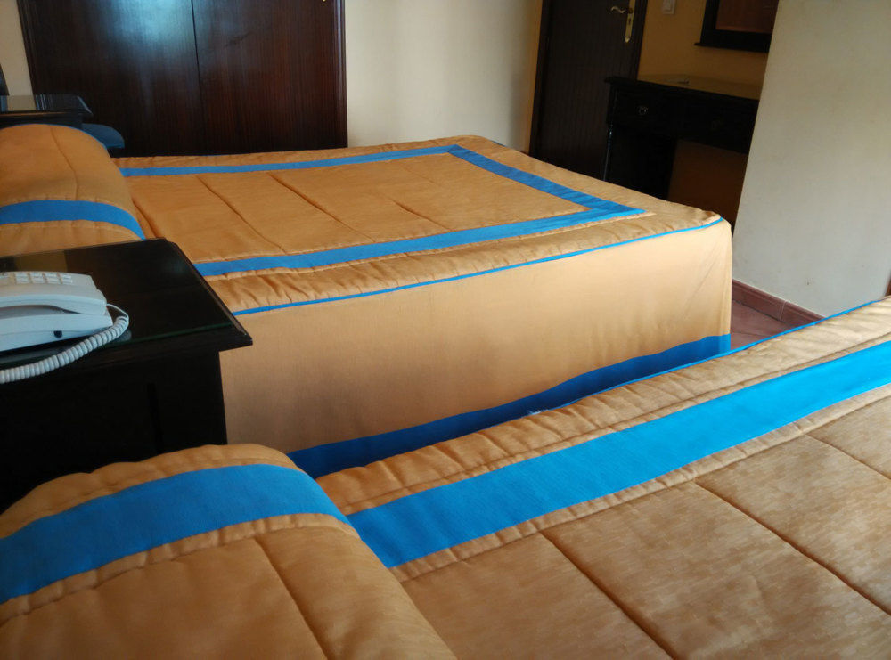 Hotel Calderon Cenes De La Vega Luaran gambar
